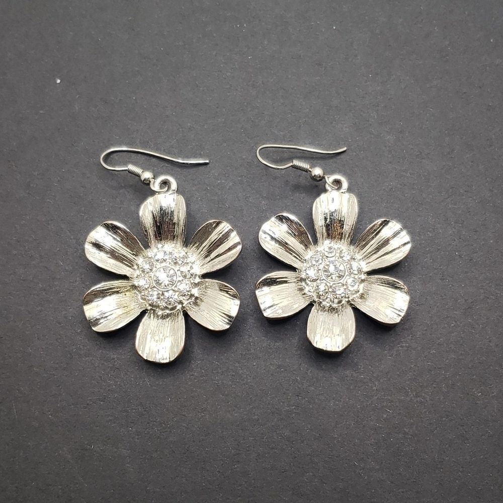 𝅺vintage Silver blossom Rhinestone earrings